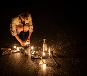 Aurélie Lannoy in FUNERAL pic by Ans Brys kopie
